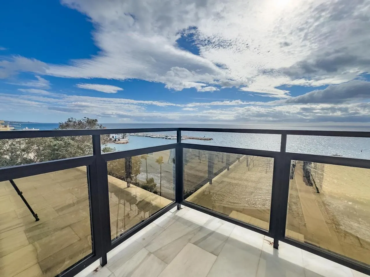 Апартаменты Skol 617 Beachfront Two-Bedrooms Duplex With Sea Views Марбелья